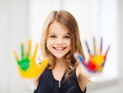 Усміхаючись бід пофарбовані руки — стокове фото